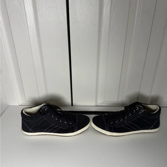 Women’s Black Tao Winner Casual Sneakers - Picture 2 of 9